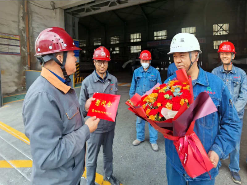 集團領(lǐng)導(dǎo)“五一”節(jié)前看望慰問新晉行業(yè)勞模