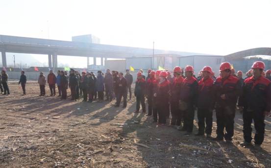 揚(yáng)鞭策馬喜圓發(fā)展夢，萬眾一心共筑新長城